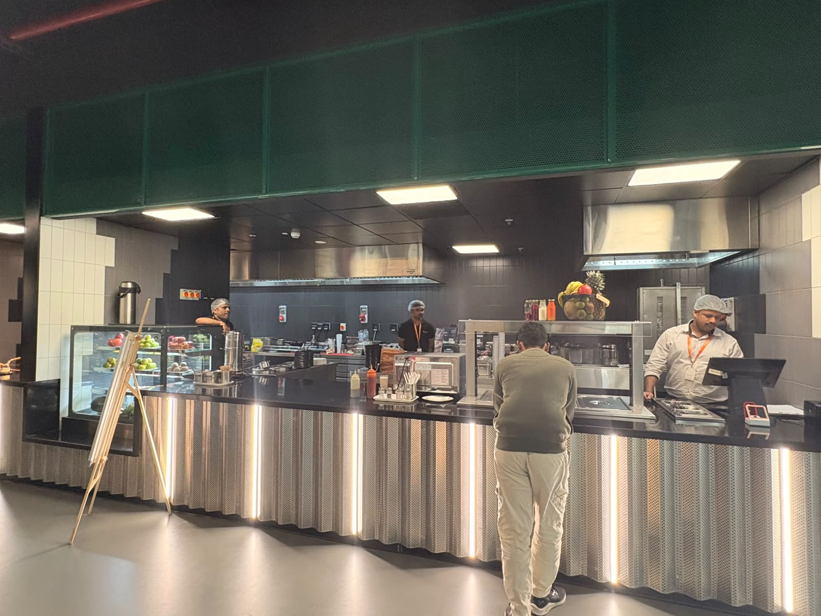 Fresheteria cafeteria counter